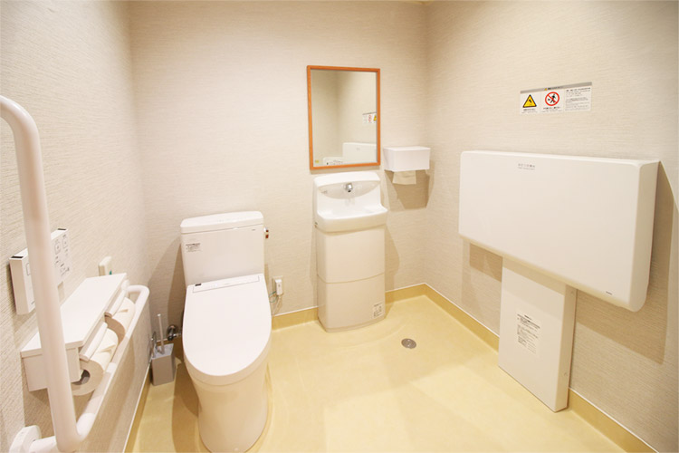 化粧室（バリアフリー対応、ベビーチェア、おむつ交換台付き）